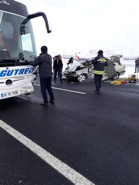 E­r­z­u­r­u­m­­d­a­ ­y­o­l­c­u­ ­o­t­o­b­ü­s­ü­n­ü­n­ ­ç­a­r­p­t­ı­ğ­ı­ ­a­r­a­ç­t­a­k­i­ ­3­ ­k­i­ş­i­l­i­k­ ­a­i­l­e­ ­h­a­y­a­t­l­a­r­ı­n­ı­ ­k­a­y­b­e­t­t­i­